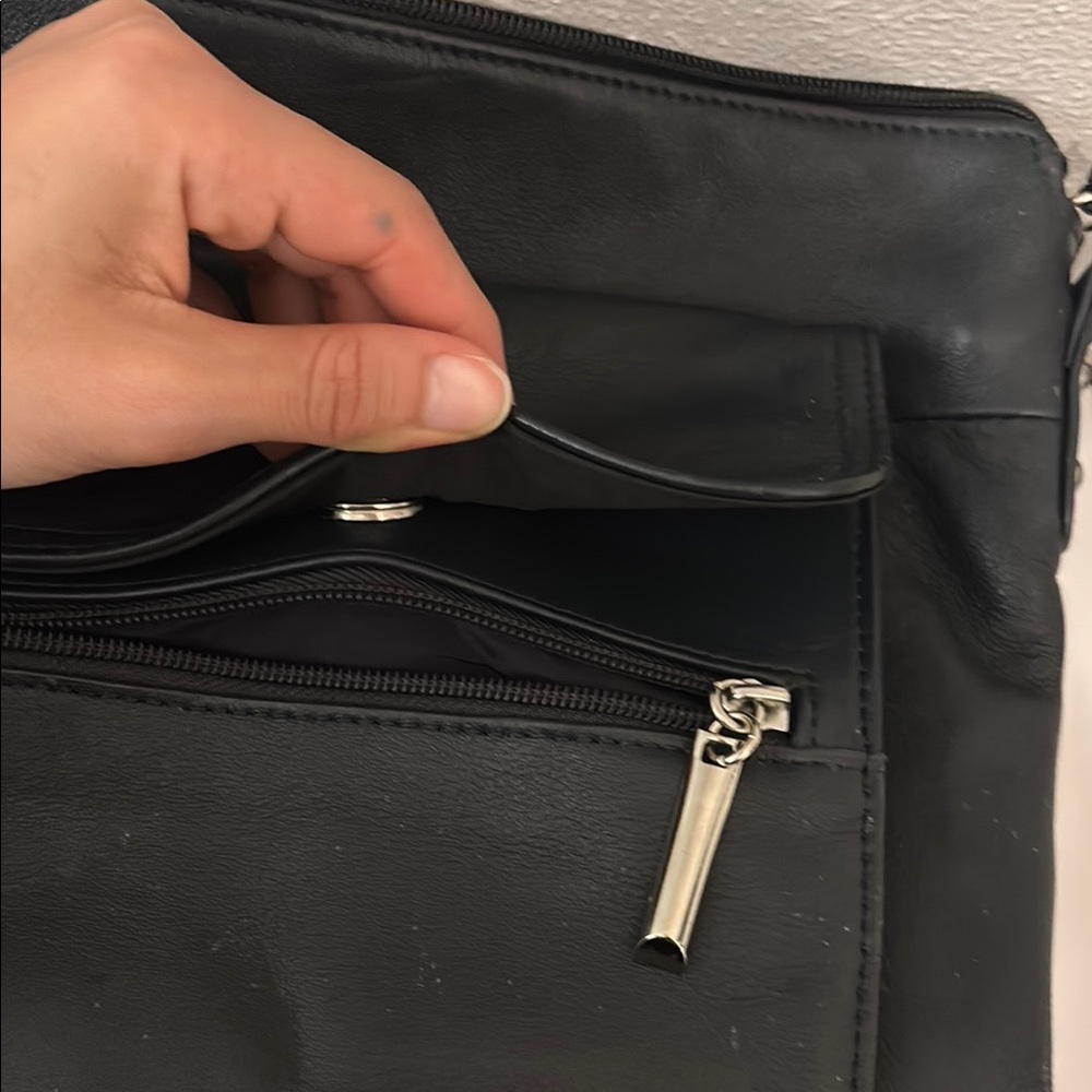 Giani Bernini Messenger Bag with Sleek Design - Picture 2 of 8